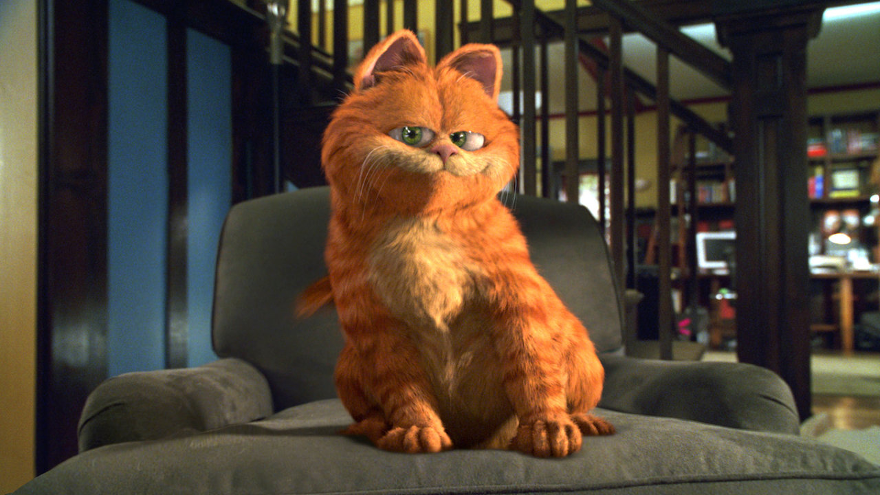 Garfield sitter och ler. Det är en fin stund i en av alla filmer och TV-program med Claes Malmberg.